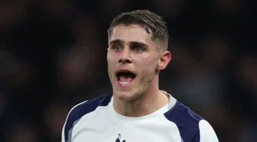 ميكي فان دي فين يرد على اتهامات تراجع اهتمام نجوم توتنهام بجدول الدوري